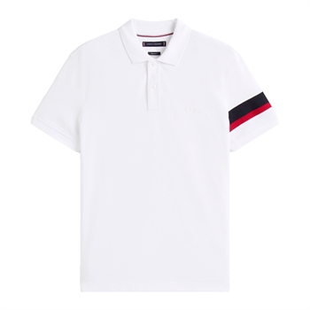 Moderne hvid sports polo fra Tommy Hilfiger med brandets ikoniske striber ved venstre ærme