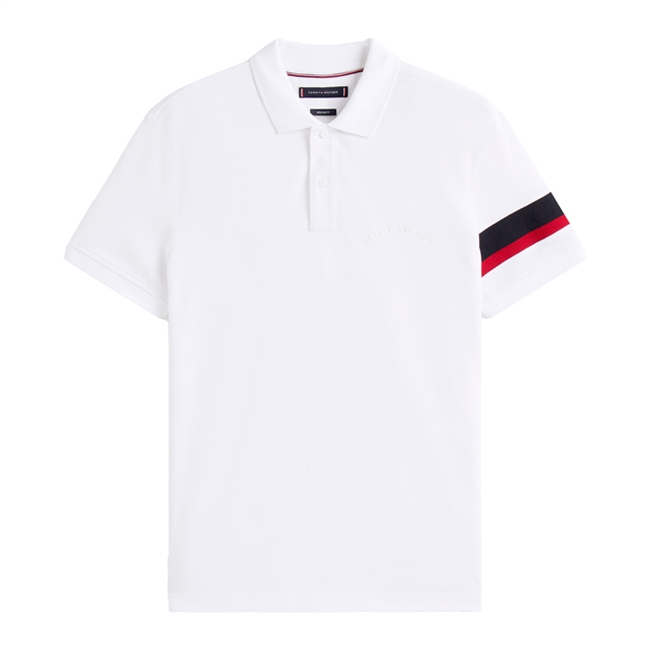 Moderne hvid sports polo fra Tommy Hilfiger med brandets ikoniske striber ved venstre ærme