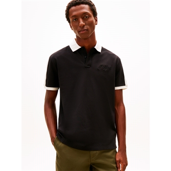 Moderne polo i sort med mesh detalje fra Tommy Hilfiger