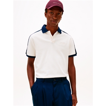 Moderne polo i sandfarve med mesh detalje fra Tommy Hilfiger