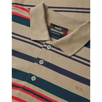 Moderne brunstribet polo fra Mads Nørgaard