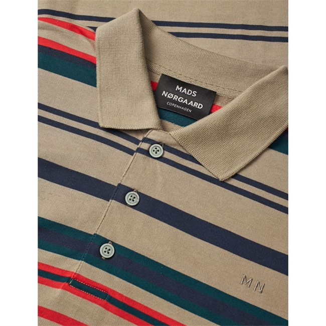 Moderne brunstribet polo fra Mads Nørgaard