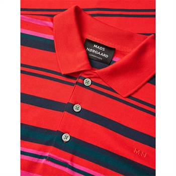 Moderne rødstribet polo fra Mads Nørgaard