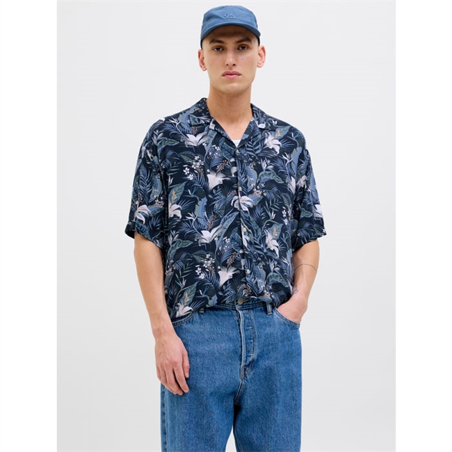 Kortærmet skjorte i navy tropisk print fra Jack & Jones