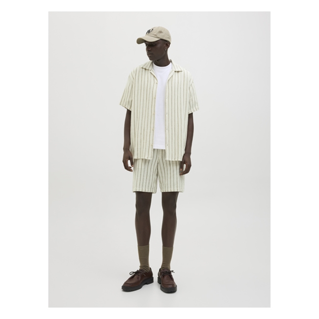Off white og grøn stribet skjorte med korte ærmer fra Jack & Jones