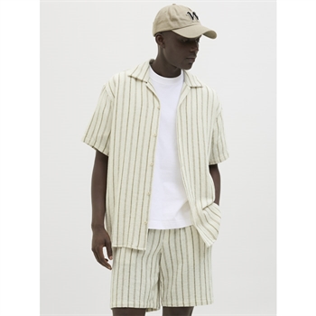 Off white og grøn stribet skjorte med korte ærmer fra Jack & Jones