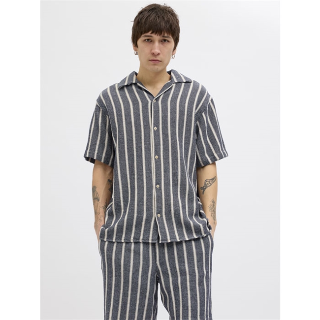 Kortærmet stribet skjorte i blå fra Jack & Jones