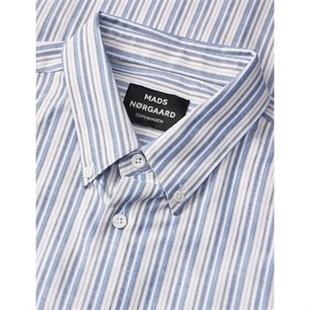 Moderne stribet oxford skjorte i blå og råhvid fra Mads Nørgaard