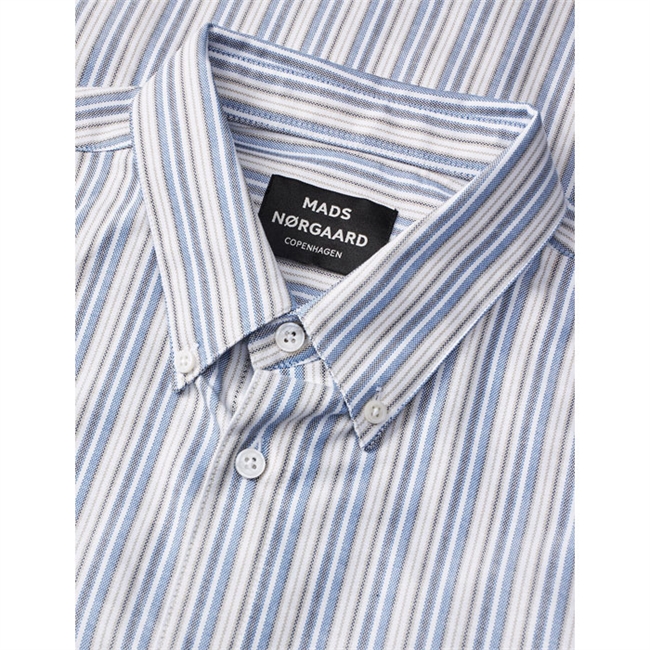 Moderne stribet oxford skjorte i blå og råhvid fra Mads Nørgaard
