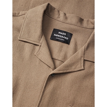 Moderne kortærmet skjorte i brun fra Mads Nørgaard