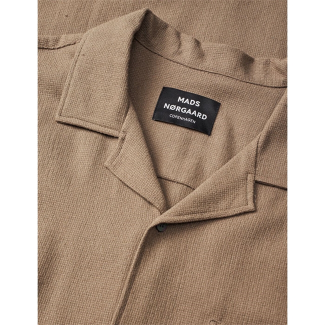 Moderne kortærmet skjorte i brun fra Mads Nørgaard