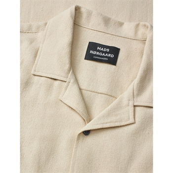 Moderne kortærmet skjorte i sandfarve fra Mads Nørgaard