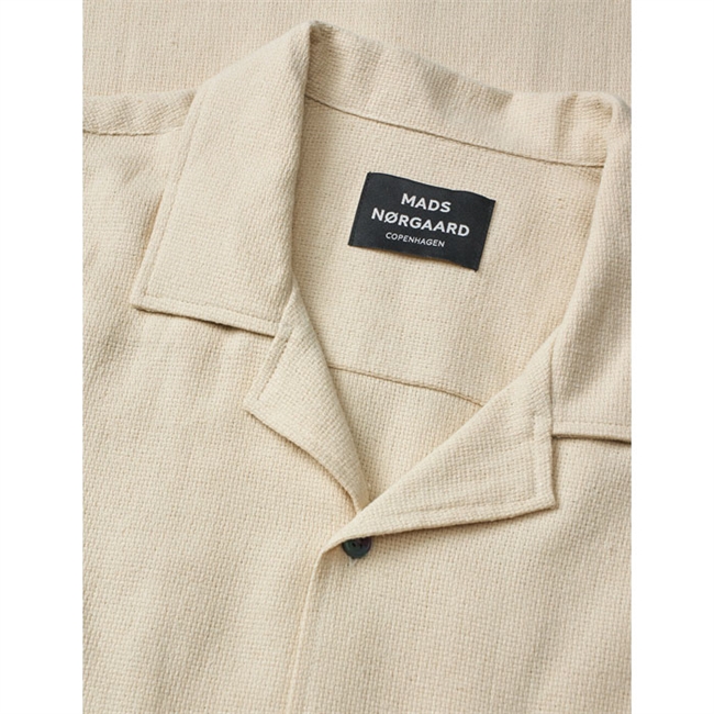 Moderne kortærmet skjorte i sandfarve fra Mads Nørgaard