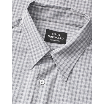 Moderne ternet skjorte i blå fra Mads Nørgaard
