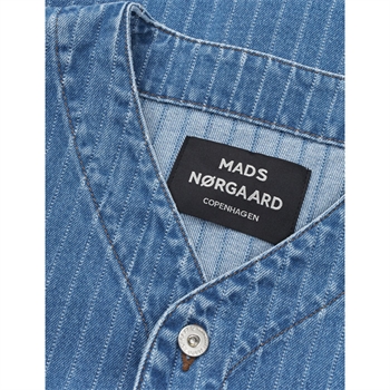 Moderne denim skjorte i blå med striber fra Mads Nørgaard