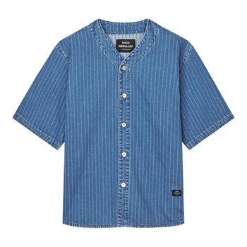Moderne denim skjorte i blå med striber fra Mads Nørgaard