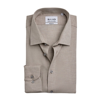 Pæn og stilren skjorte i beige fra Sand