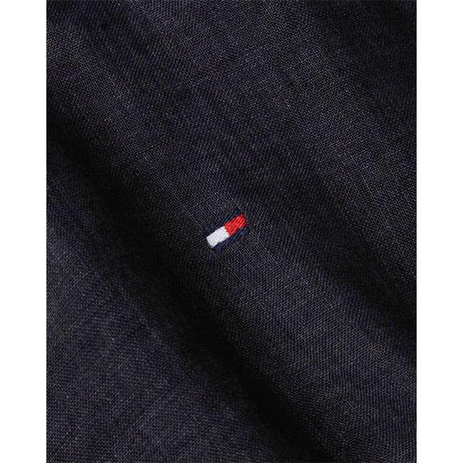 Flot sort sommer skjorte i hør fra Tommy Hilfiger.