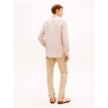 Moderne stribet skjorte i sandfarve fra Tommy Hilfiger