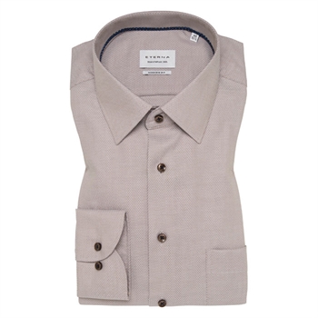Pæn sandfarvet skjorte i modern fit fra Eterna