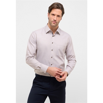 Pæn sandfarvet skjorte i modern fit fra Eterna