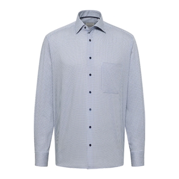 Pæn comfort fit skjorte med blåt og hvidt mønster fra Eterna