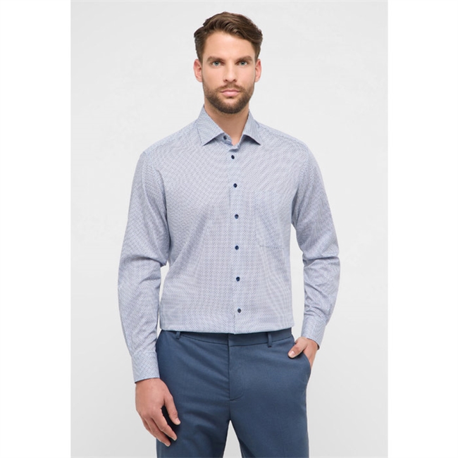 Pæn comfort fit skjorte med blåt og hvidt mønster fra Eterna