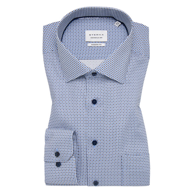 Pæn modern fit skjorte med blåt og hvidt mønster fra Eterna