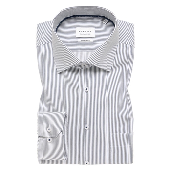 Pæn hvidstribet skjorte i modern fit fra Eterna