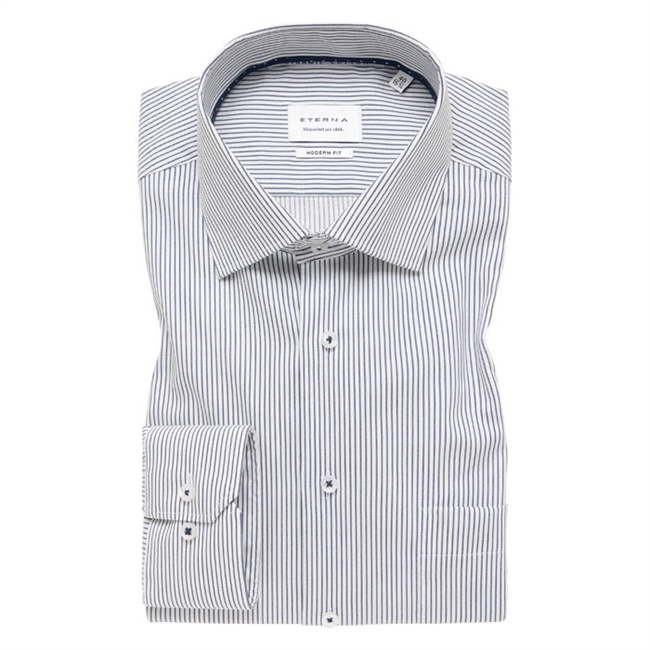 Pæn hvidstribet skjorte i modern fit fra Eterna