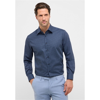 Pæn modern fit skjorte med navy mønster fra Eterna