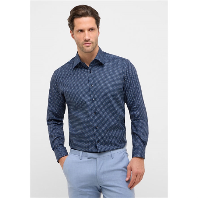 Pæn modern fit skjorte med navy mønster fra Eterna