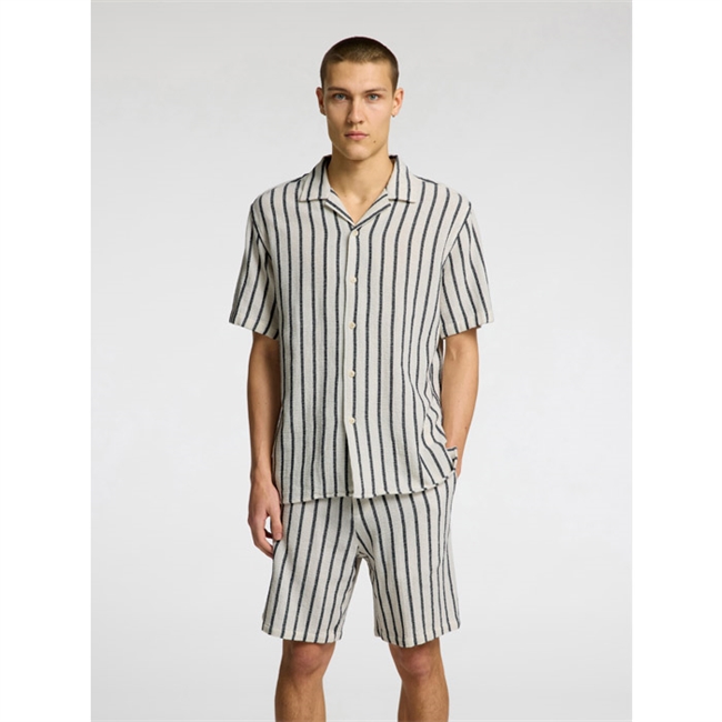Sommerlig stribet skjorte i off white & navy fra Selected