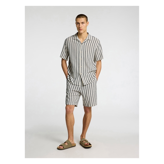 Sommerlig stribet skjorte i off white & navy fra Selected