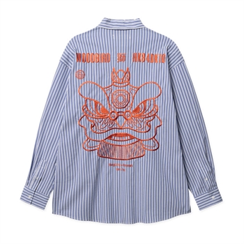 Moderne stribet skjorte i blå med broderet print på ryggen fra Woodbird