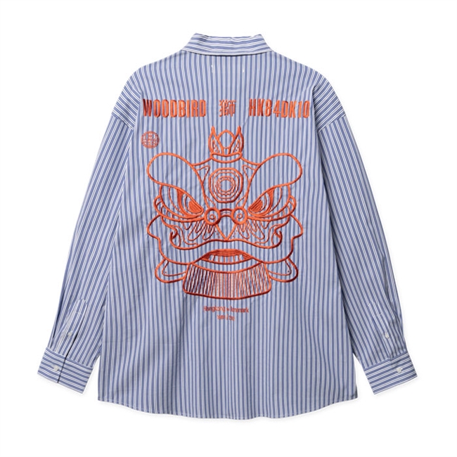 Moderne stribet skjorte i blå med broderet print på ryggen fra Woodbird