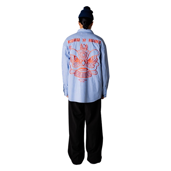 Moderne stribet skjorte i blå med broderet print på ryggen fra Woodbird