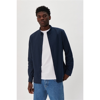 Moderne og stilren skjorte i navy fra Matinique