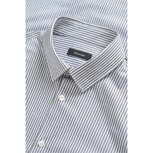 Pæn skjorte i hvid med sorte striber fra Matinique