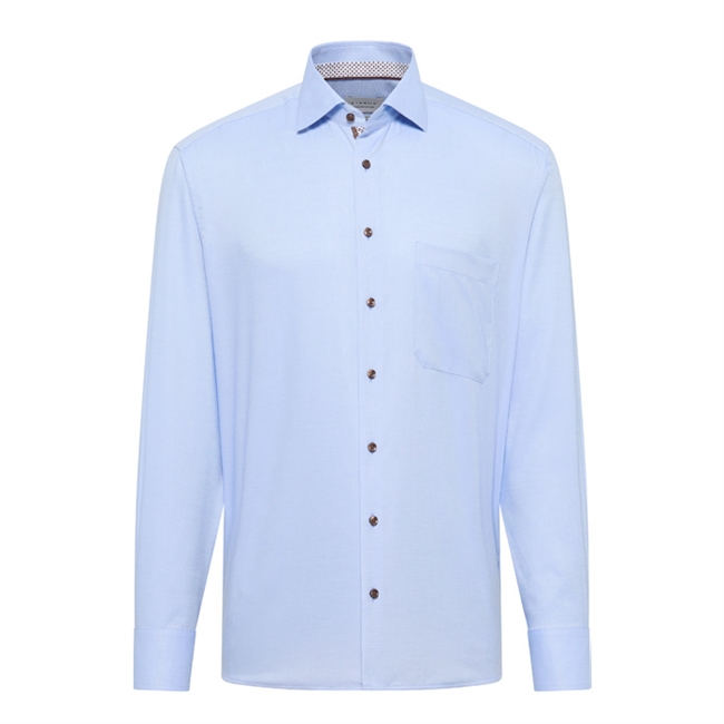 Pæn modern fit skjorte i lyseblå med struktur fra Eterna