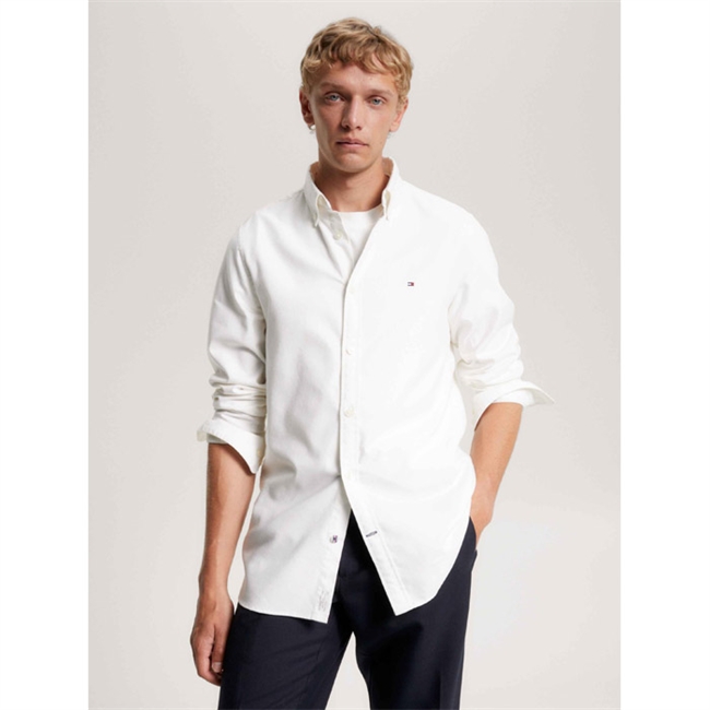 Klassisk hvid oxford skjorte med button-down fra Tommy Hilfiger.