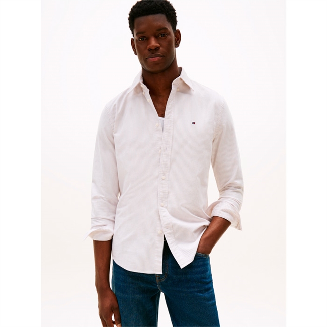 Moderne stribet oxford skjorte i hvid/beige fra Tommy Hilfiger