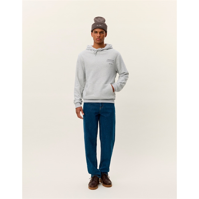 Moderne hoodie i grå fra Les Deux med print på ryggen