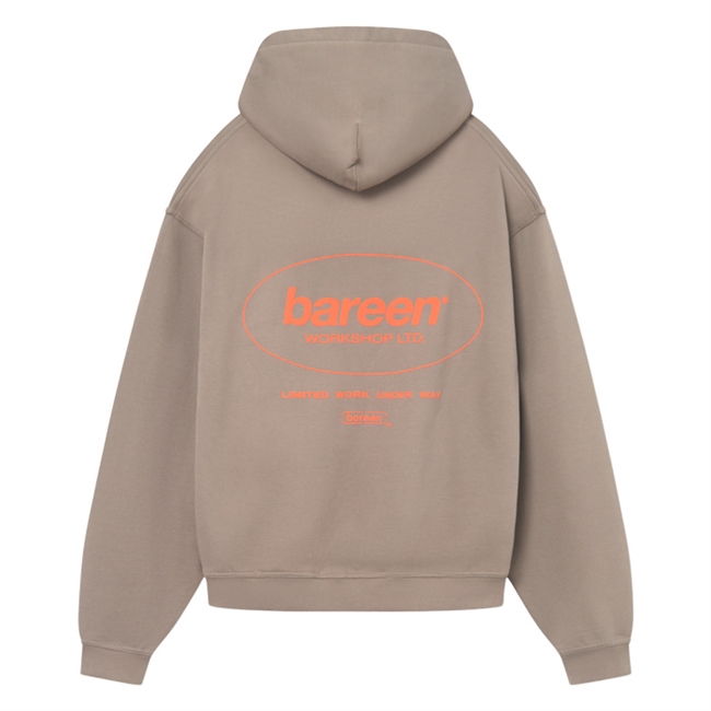 Smart oversized hoodie i brun fra Bareen med print på ryggen