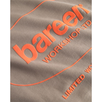 Smart oversized hoodie i brun fra Bareen med print på ryggen