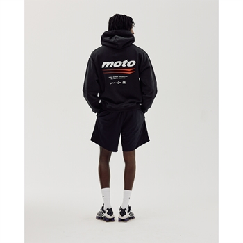 Stilren oversized hoodie i sort fra Bareen med "MOTO" print på bryst og ryggen