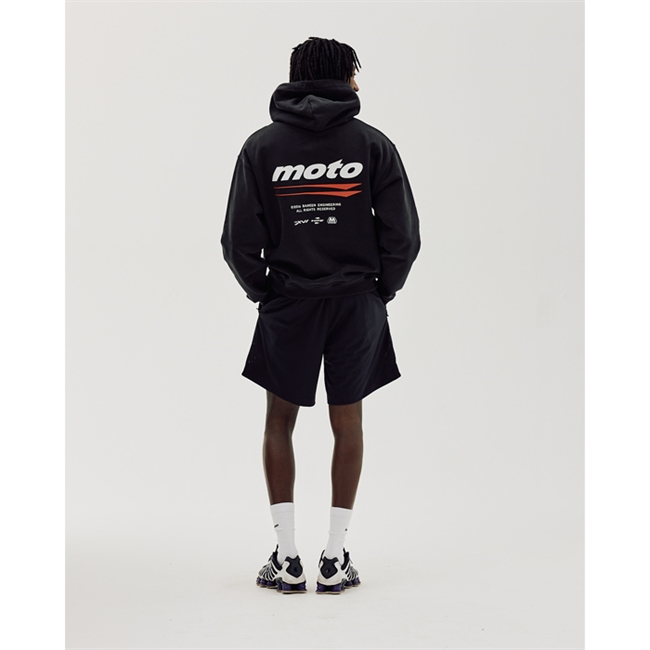 Stilren oversized hoodie i sort fra Bareen med "MOTO" print på bryst og ryggen