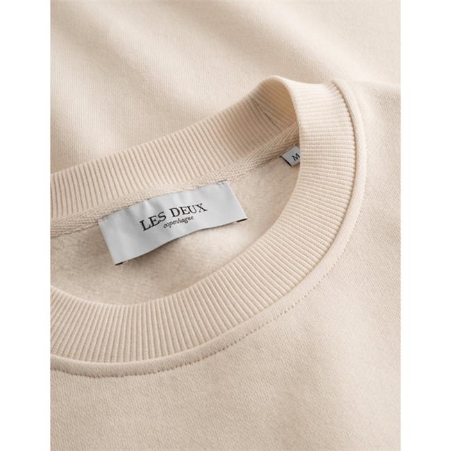 Relaxed Fit sweatshirt i sand farve fra Les Deux.