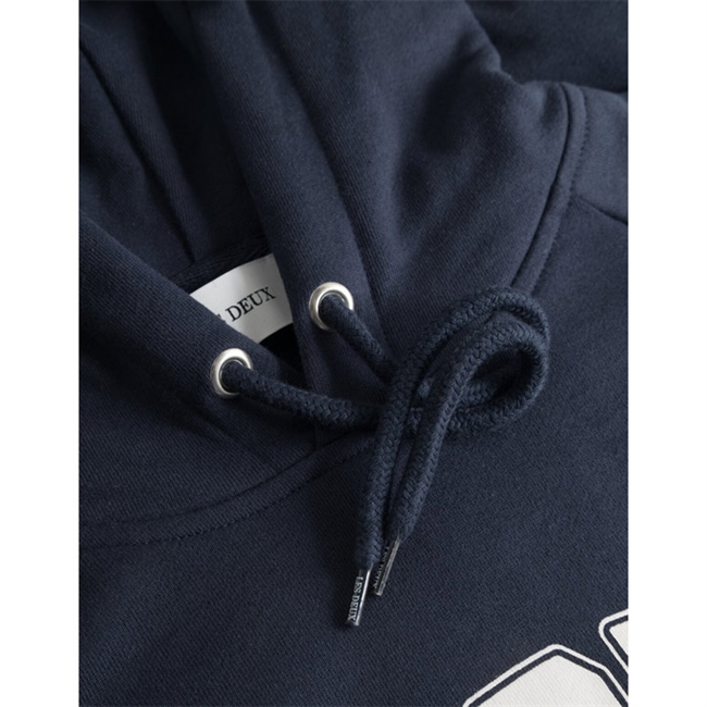 Lækker mørkeblå hættetrøje fra Les Deux.