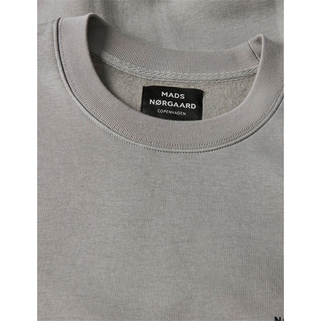 Garment dye sweatshirt i grå fra Mads Nørgaard